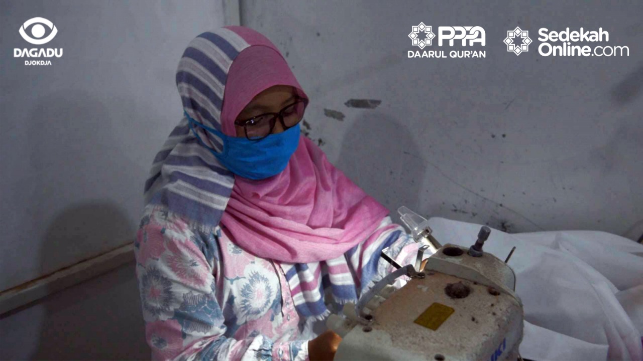 Sedekah Online bersama PPPA Daarul Qurâ€™an Yogyakarta Gandeng Dagadu Djokdja Produksi APD