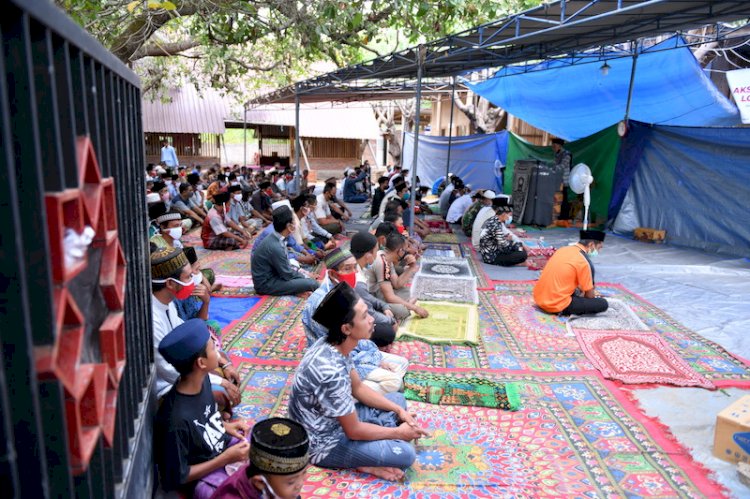 Salat Jumat Pertama Warga Kampung Qur'an Dasan Lekong di Tempat Pengungsian